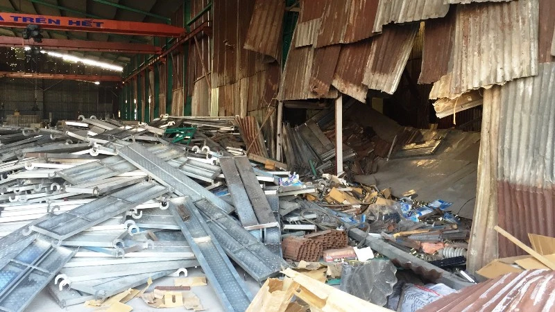 Hàng trăm tấm thép đổ sập đè chết hai công nhân ảnh 1